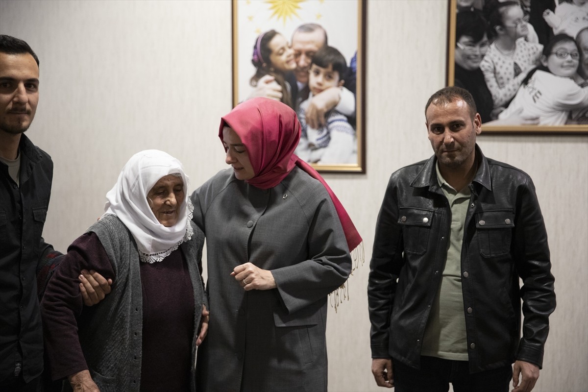 AK Parti Genel Başkan Yardımcısı Fatma Betül Sayan Kaya, terörle mücadele sırasında şehit olan...