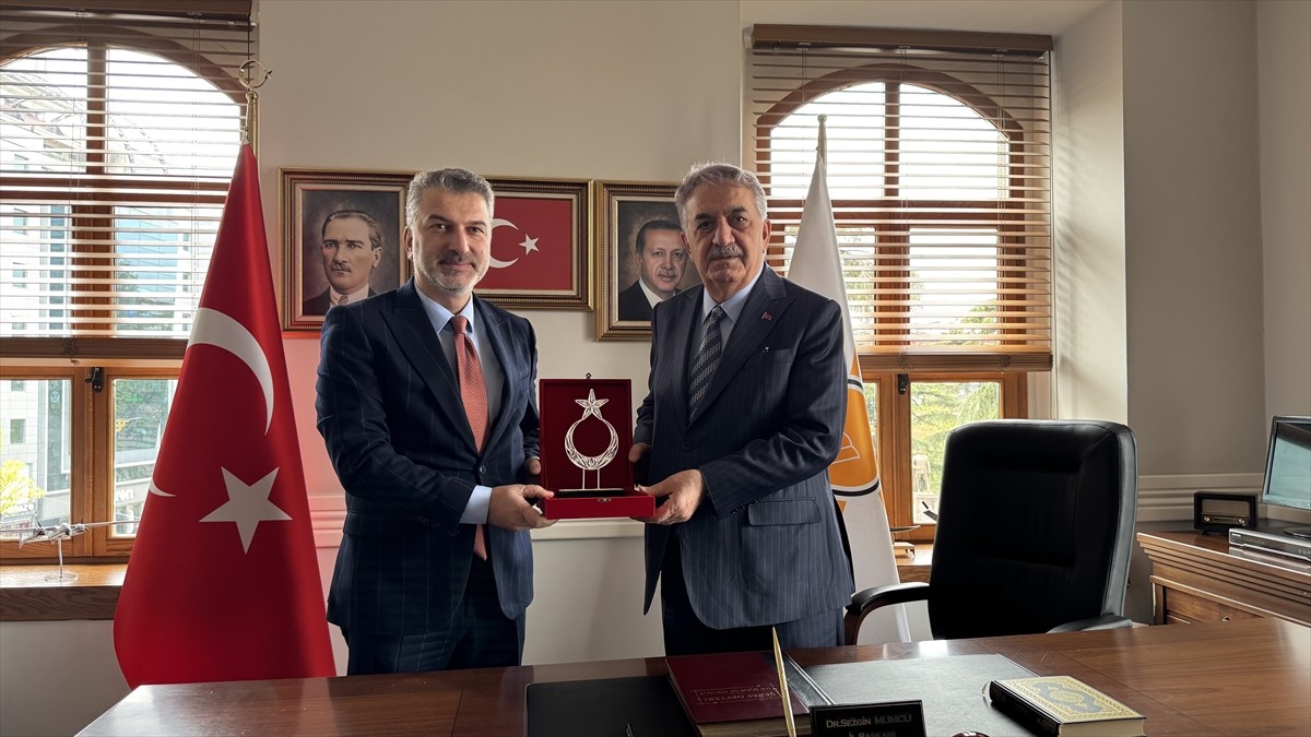 AK Parti Genel Başkan Yardımcısı Hayati Yazıcı (sağ 2), Trabzon programı kapsamında AK Parti İl...