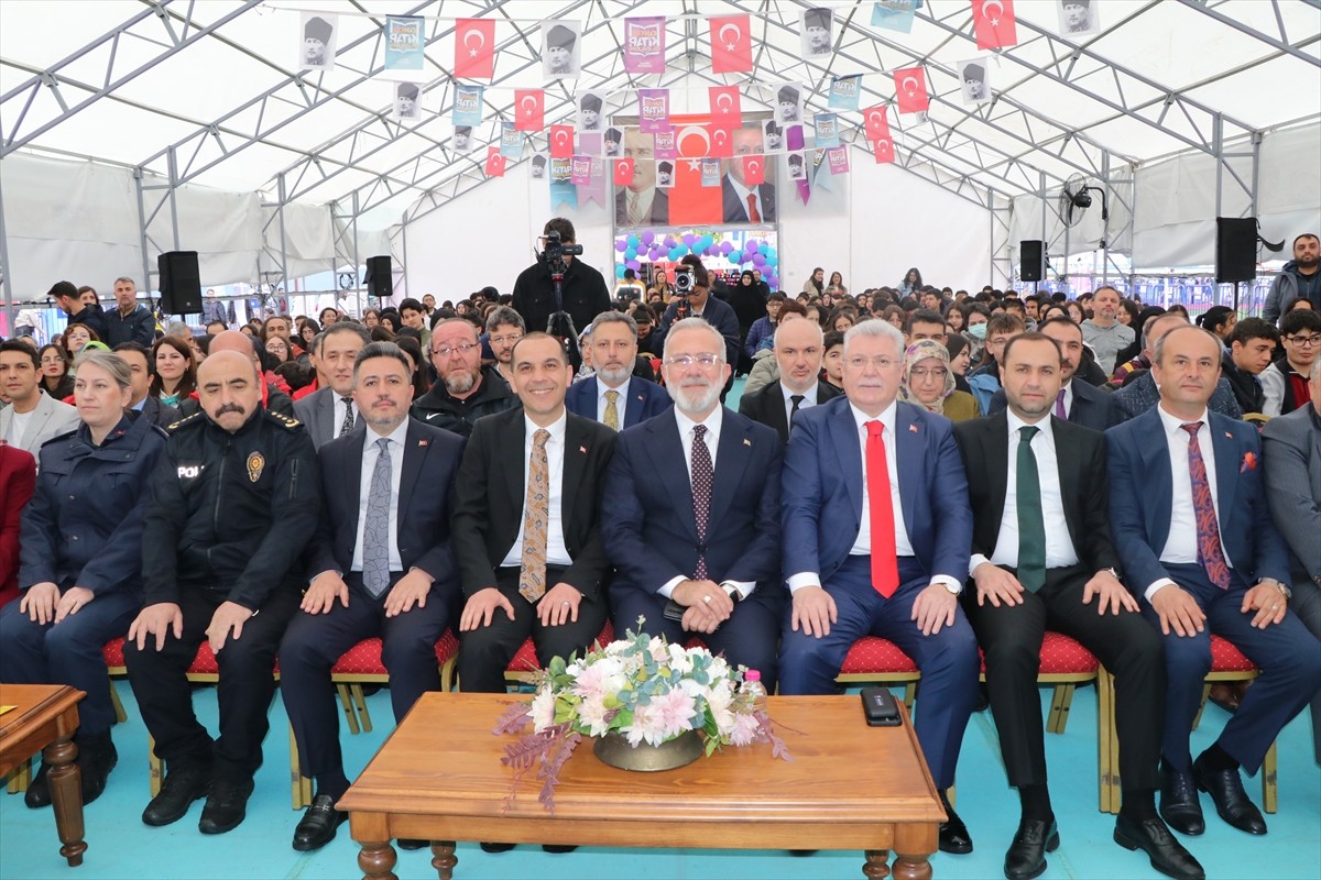 AK Parti Grup Başkanvekili Bahadır Yenişehirlioğlu (sağ 4), Çankırı Kitap Günleri kapsamında...