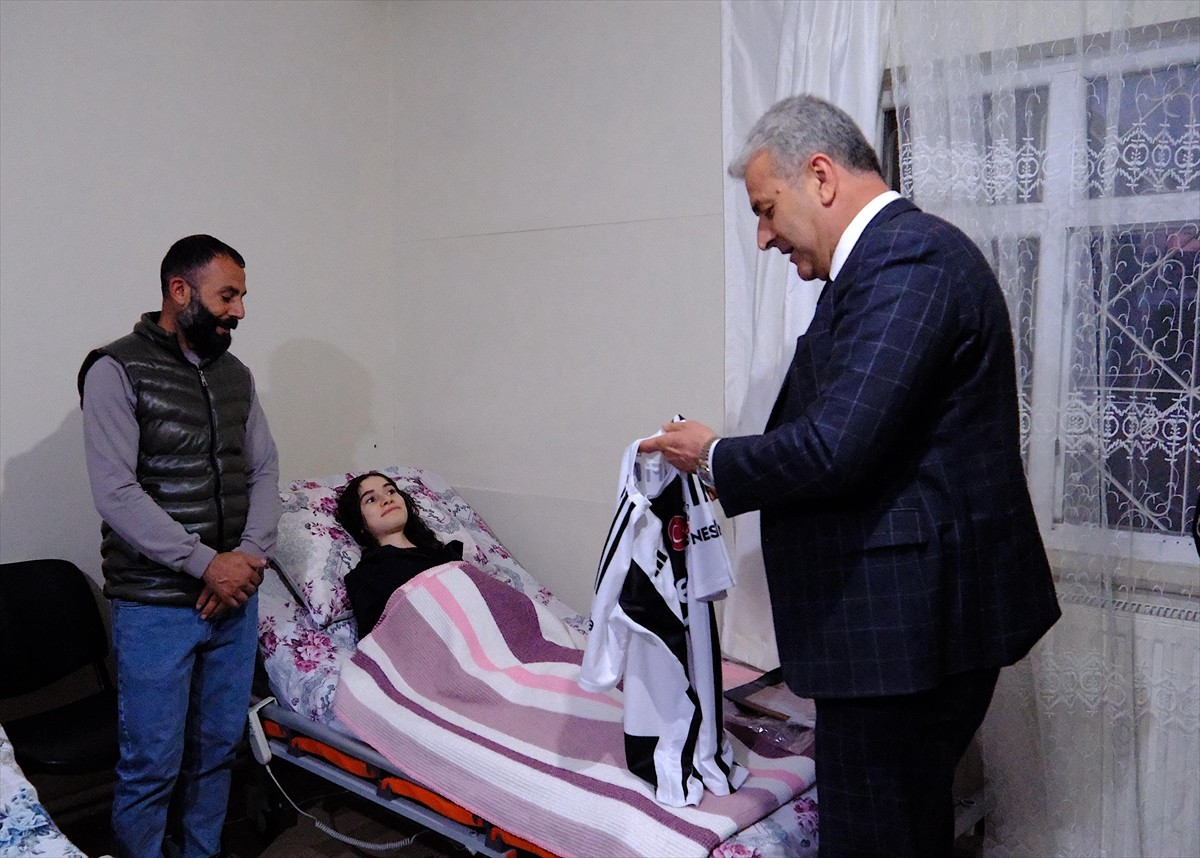 AK Parti Tuşba İlçe Başkanı Ümit Kanan ve yönetimi, Abdurrahman Gazi Mahallesi'nde yaşayan kas...