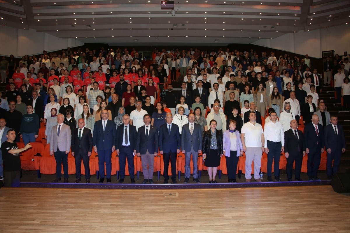 Akdeniz Üniversitesince bu yıl 29'uncusu düzenlenen Ulusal Antalya Matematik Olimpiyatları, 20...