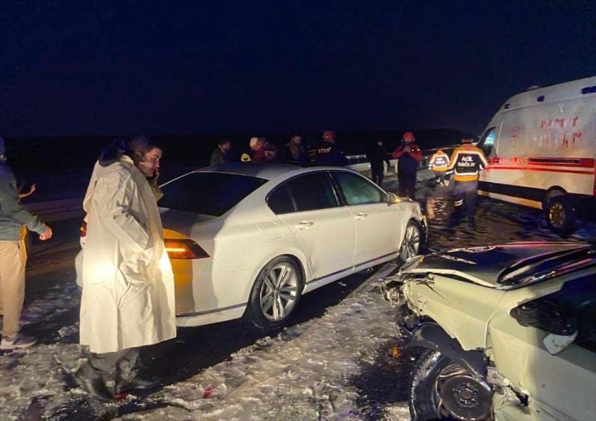 Aksaray'da 12 aracın karıştığı zincirleme trafik kazasında 15 kişi yaralandı. Dolu ve sağanağın...