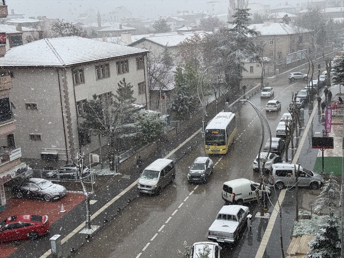 Aksaray'da sabah saatlerinde başlayan kar yağışı, kent genelinde etkili oldu.