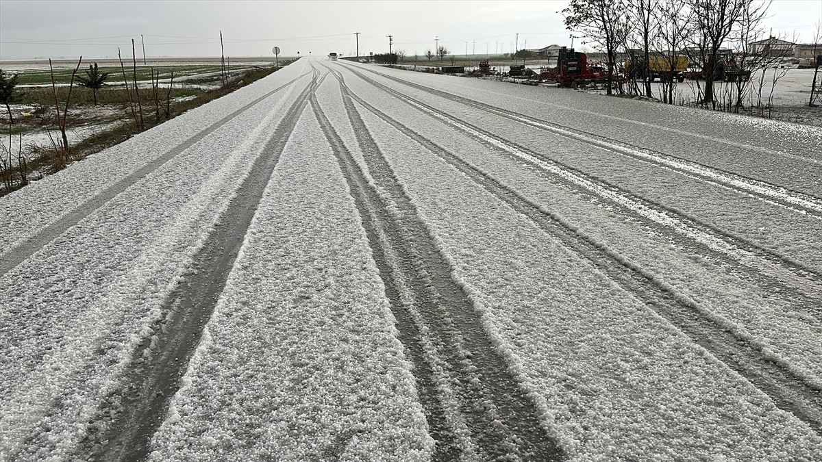 Aksaray'ın Eskil ilçesinde dolu, hayatı olumsuz etkiledi. Kısa sürede şiddetini artıran dolu, ilçe...