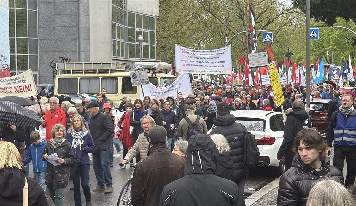 Almanya'nın çeşitli kentlerinde, dünyada devam eden savaşlar için barış çağrılarının yapıldığı...