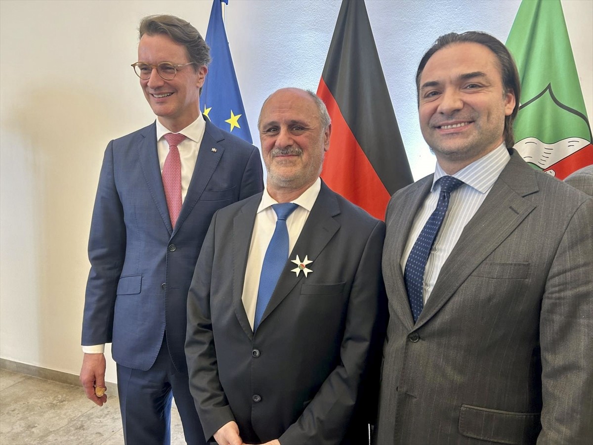 Almanya'nın Kuzey Ren Vestfalya (KRV) Eyalet Hükümeti, emekli mühendis Mustafa Duman'ın (ortada)...