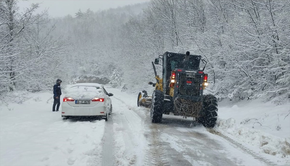 Amasya'da kar yağışı nedeniyle 39 köy yolunda ulaşım sağlanamıyor. Bölgede kar yağışı devam...