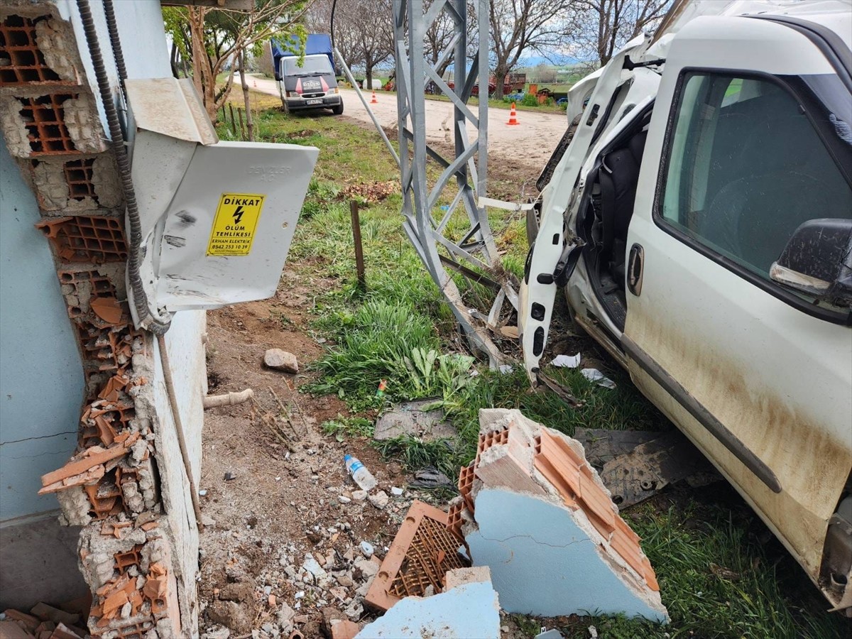 Amasya'nın Merzifon ilçesinde evin duvarına çarpan araçtaki 4 kişi yaralandı.