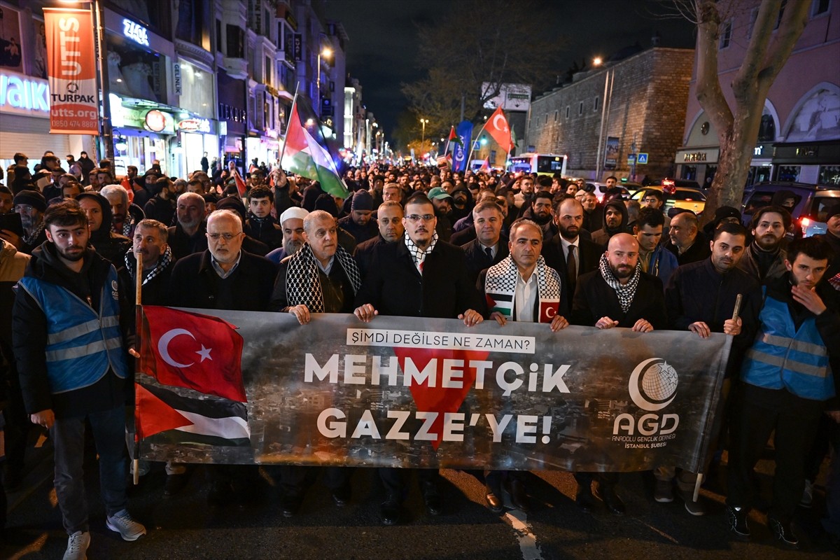 Anadolu Gençlik Derneği (AGD) üyeleri, İsrail'in Gazze'ye yönelik saldırılarını protesto...