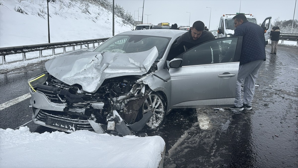 Anadolu Otoyolu'nun Bolu Dağı geçişinde meydana gelen zincirleme trafik kazası nedeniyle İstanbul...
