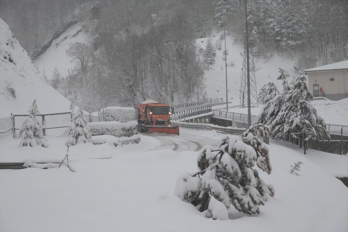 Anadolu Otoyolu'nun Bolu Dağı Tüneli kesiminde kar yağışı etkili oldu.