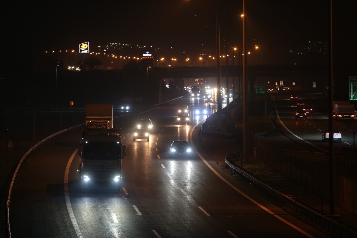 Anadolu Otoyolu'nun Bolu kesiminde Ramazan Bayramı tatilinden dönenler yoğunluğa neden oluyor.