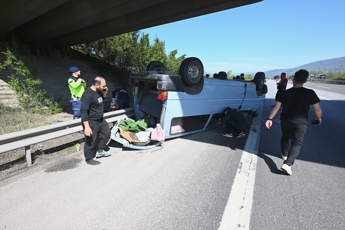 Anadolu Otoyolu'nun Düzce kesiminde, cenaze töreninden dönenleri taşıyan minibüsün devrilmesi...