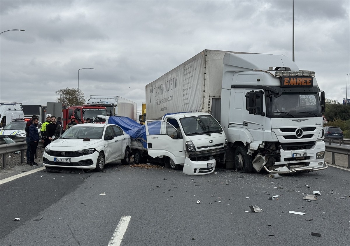 Anadolu Otoyolu'nun Kocaeli kesiminde meydana gelen zincirleme kaza nedeniyle Ankara istikametinde...