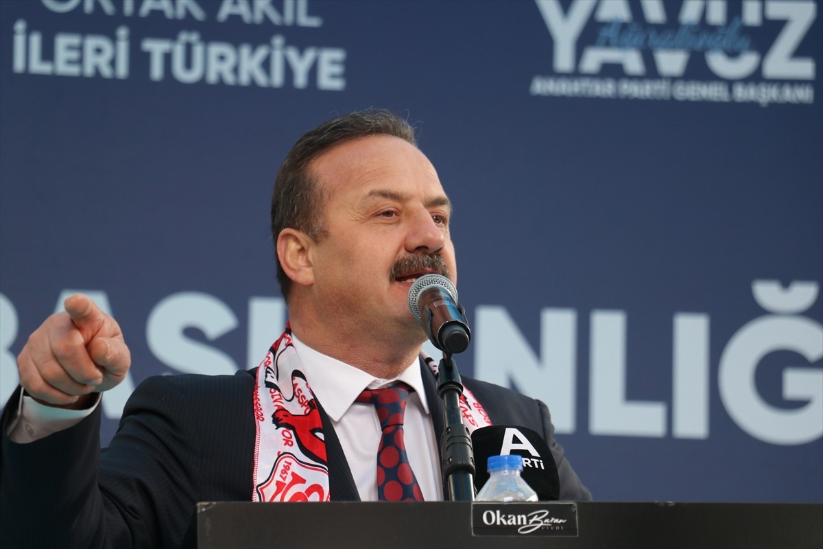 Anahtar Parti Genel Başkanı Yavuz Ağıralioğlu, partisinin Sivas İl Başkanlığı binasının açılışında...