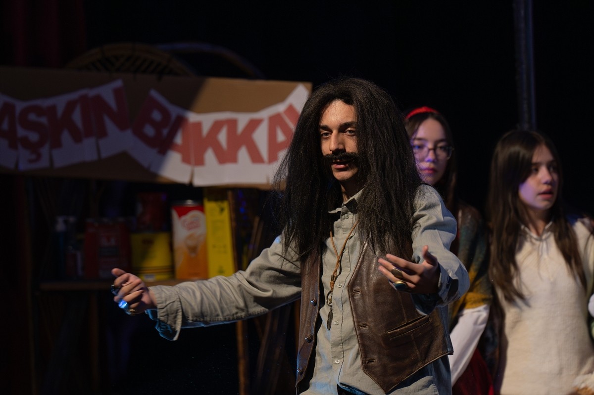 Ankara'da lise öğrencilerinin ve otizmli çocukların hazırladığı "Barış Abi Ne Dersin Bu Zamane...