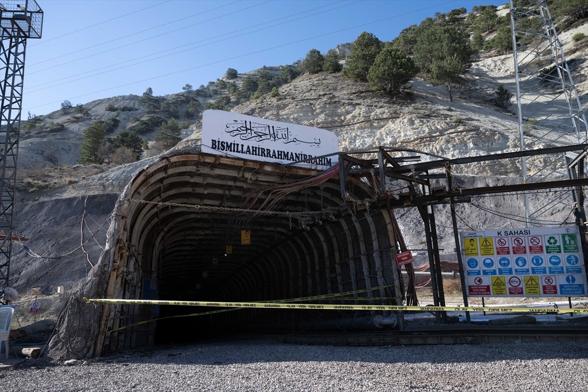 Ankara'nın Beypazarı ilçesinde maden ocağında meydana gelen göçükte 1'i ağır 13 işçi...
