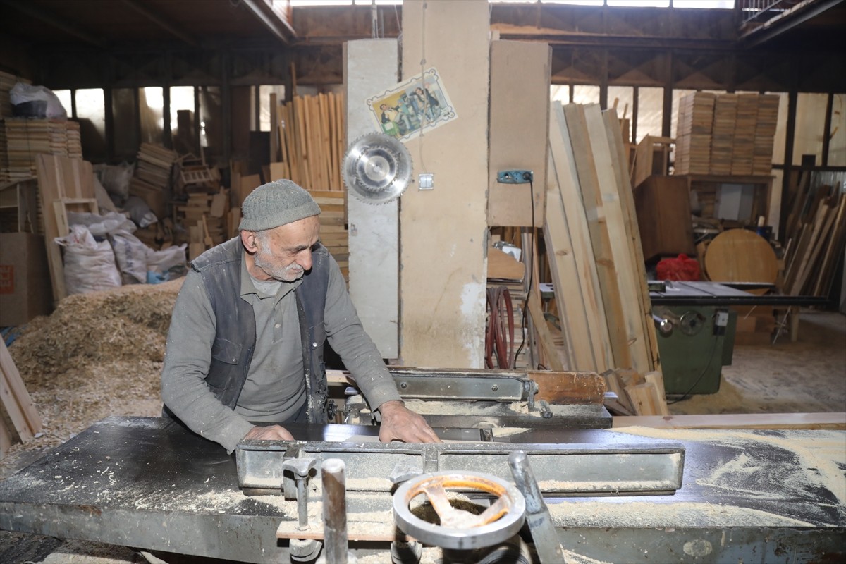 Ankara'nın Çubuk ilçesinde marangoz ustası Ali Türk, babasından öğrendiği mesleğini çocuklarıyla...