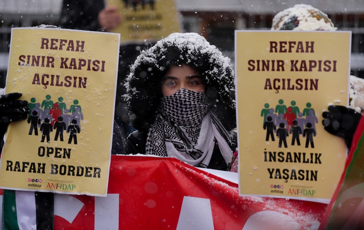Ankara Filistin Dayanışma Platformu (ANFİDAP) üyeleri, Refah Sınır Kapısı'nın açılması talebiyle...
