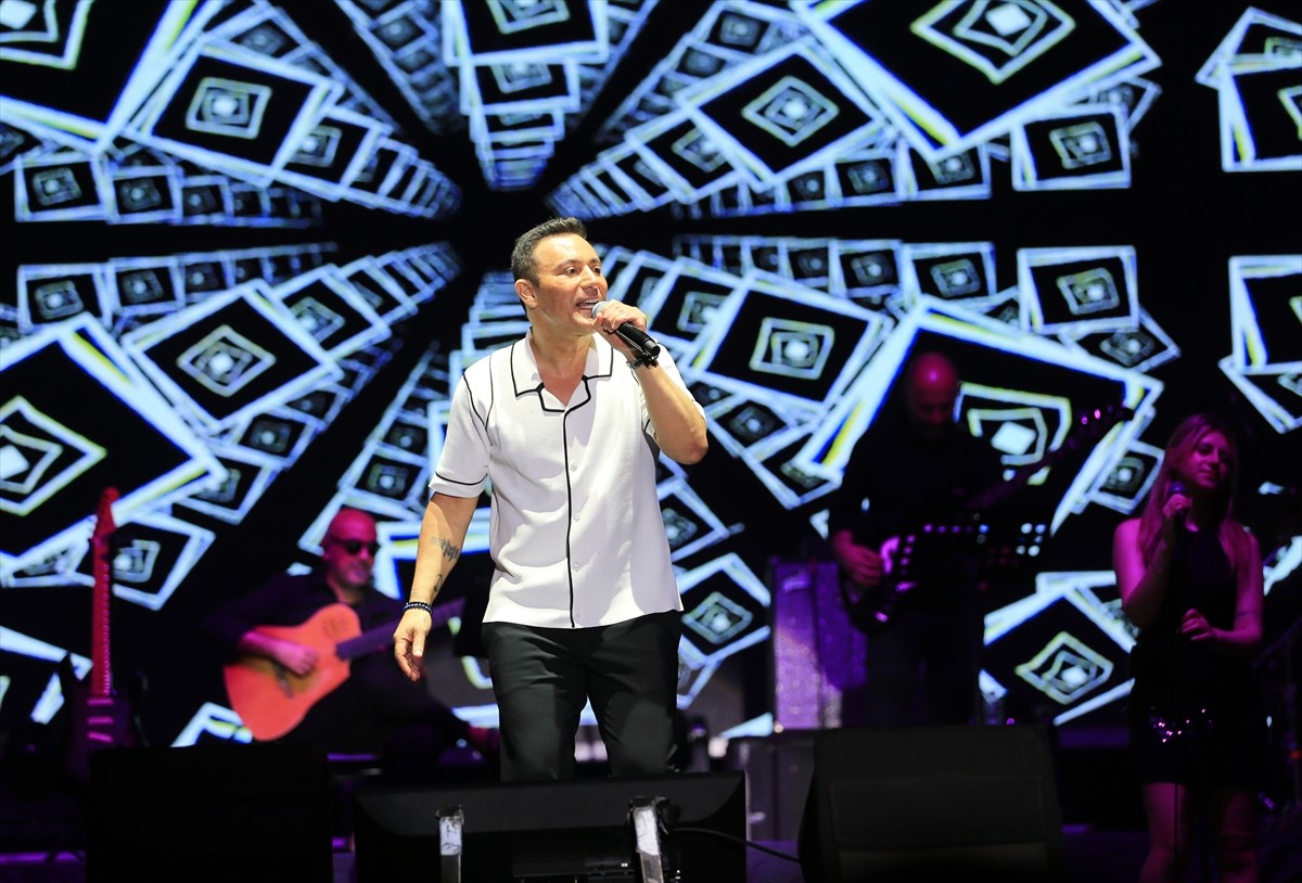 Antalya'da, 23 Nisan Ulusal Egemenlik ve Çocuk Bayramı etkinlikleri kapsamında şarkıcı Mustafa...