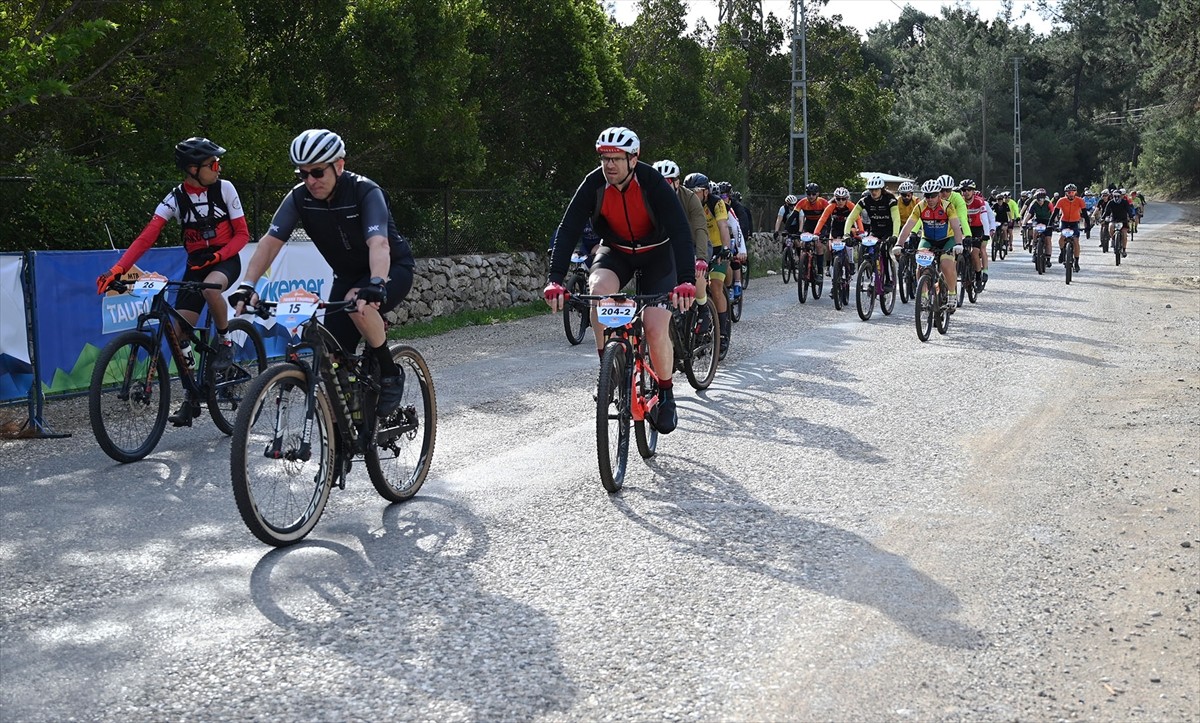 Antalya'da bu yıl üçüncüsü düzenlenen Trans Taurus Dağ Bisikleti Etap Yarışları'nda ilk gün...