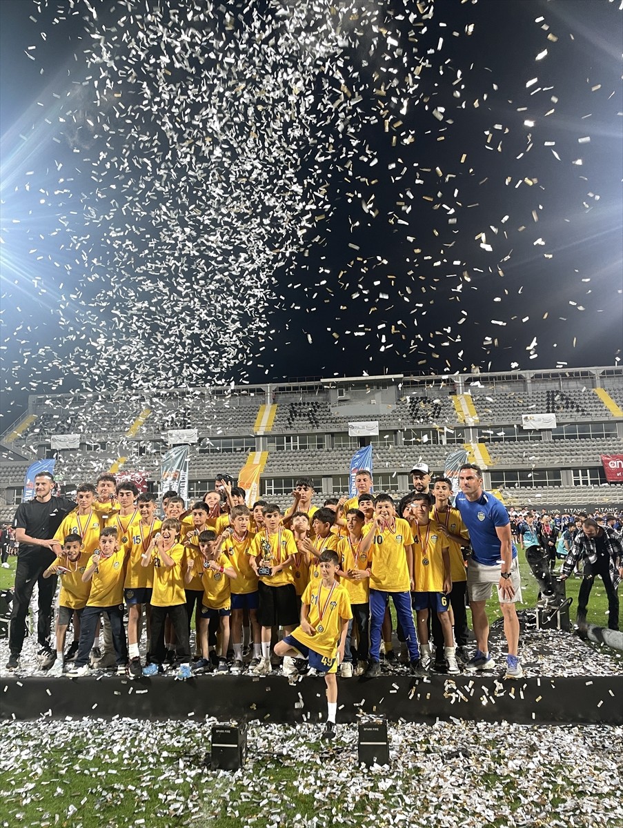 Antalya'da düzenlenen Selectum Junior World Cup Antalya'nın ikincisi tamamlandı. Dereceye giren...