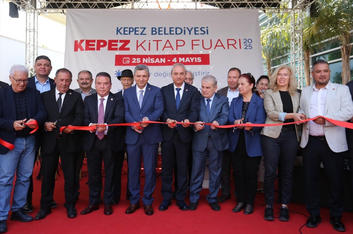 Antalya'da, Kepez Belediyesinin ev sahipliğinde düzenlenen 6. Kepez Kitap Fuarı kapılarını açtı....