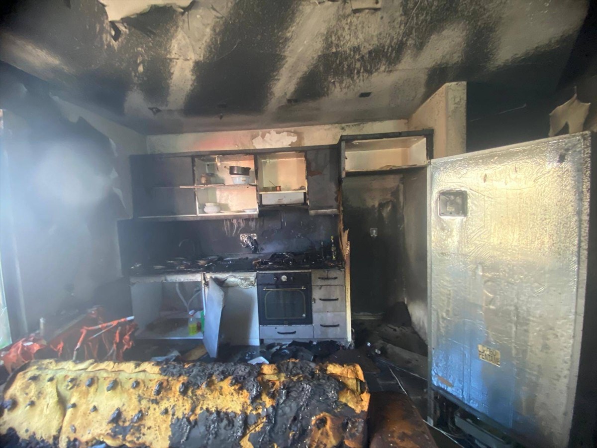 Antalya'nın Alanya ilçesinde apartman dairesinde çıkan yangın itfaiye ekiplerince söndürüldü...