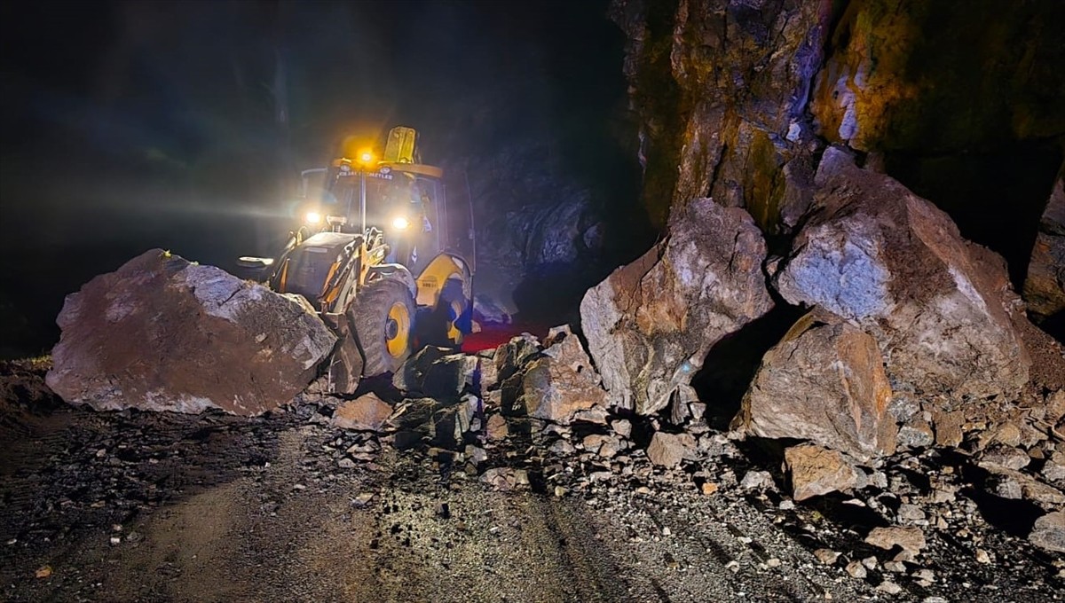 Antalya'nın Alanya ilçesinde heyelan nedeniyle kapanan Taşatan Yolu ekiplerce ulaşıma...