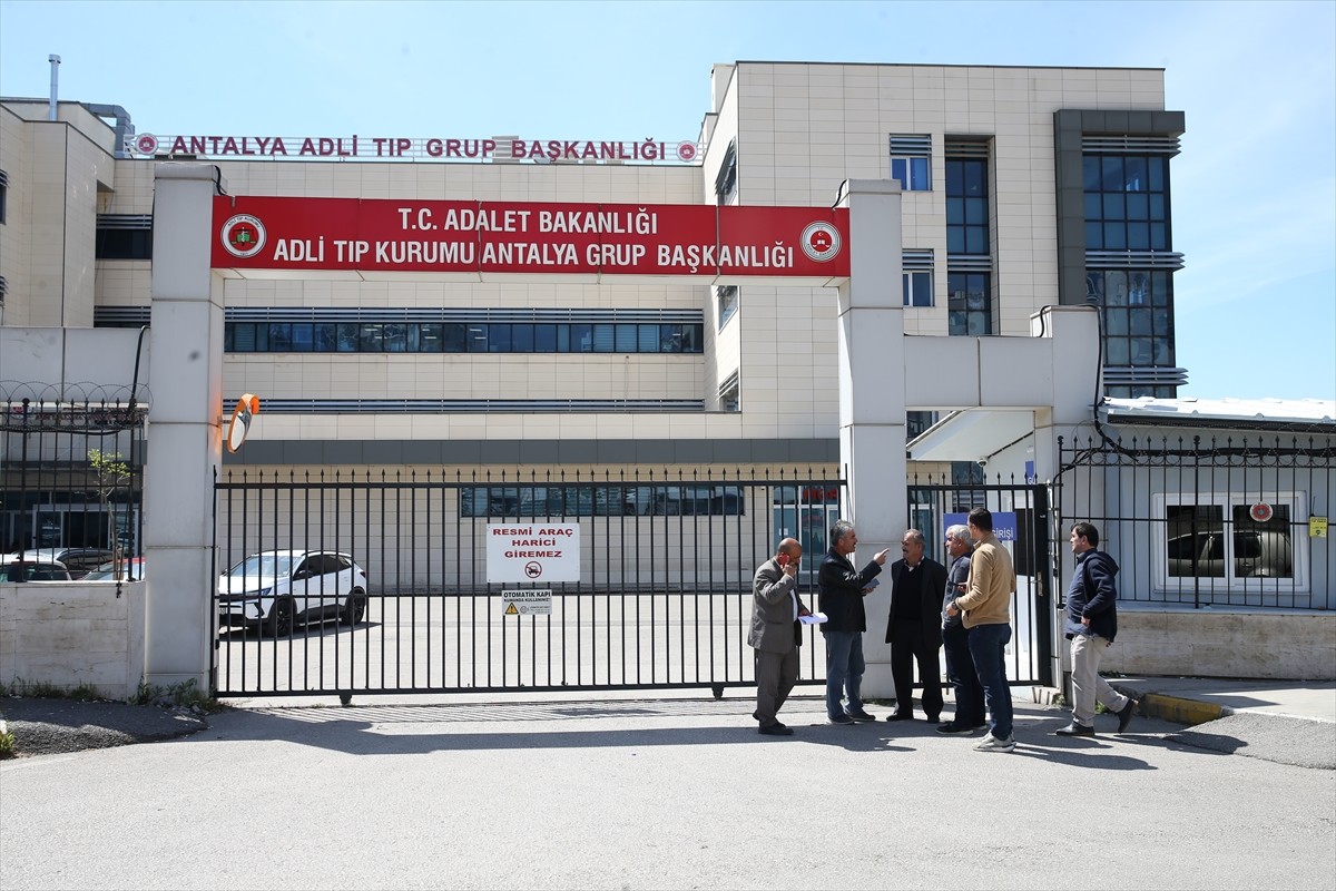 Antalya'nın Kaş ilçesinde, sobadan sızan karbonmonoksitten ölen 3 kişinin cenazeleri yakınlarına...