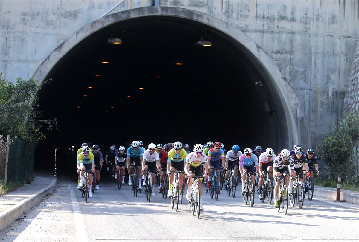 Antalya'nın Kemer ilçesinde, Akra Gran Fondo Antalya powered by AG Tohum bisiklet yarışlarının...