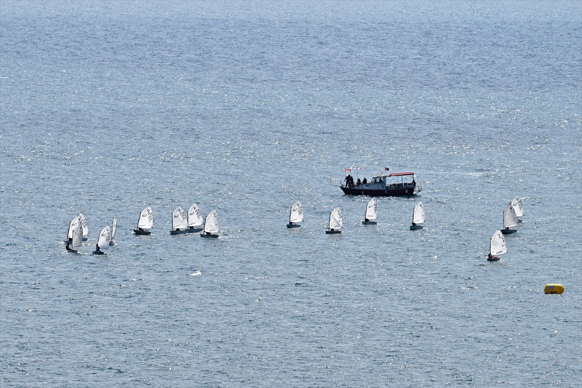 Antalya'nın Konyaaltı ilçesinde, 23 Nisan Ulusal Egemenlik ve Çocuk Bayramı kapsamında yelken...