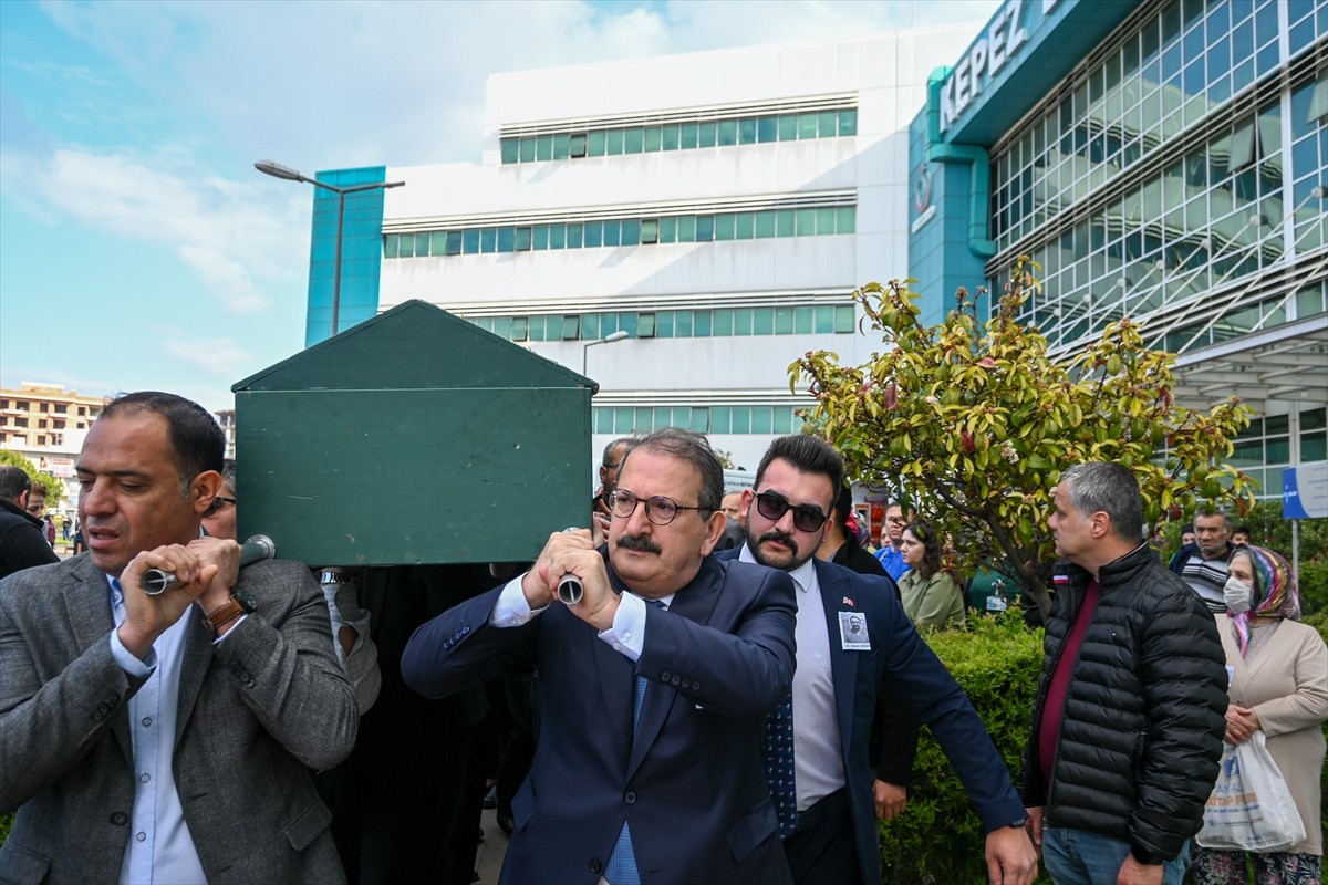 Antalya'nın Konyaaltı ilçesinde balkondan düşerek hayatını kaybeden doktor için görev yaptığı...
