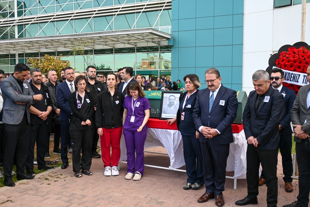 Antalya'nın Konyaaltı ilçesinde balkondan düşerek hayatını kaybeden doktor için görev yaptığı...