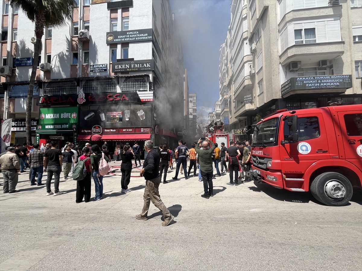 Antalya'nın Kumluca ilçesinde 6 katlı iş hanının içindeki restoranda çıkan yangın hasara neden...
