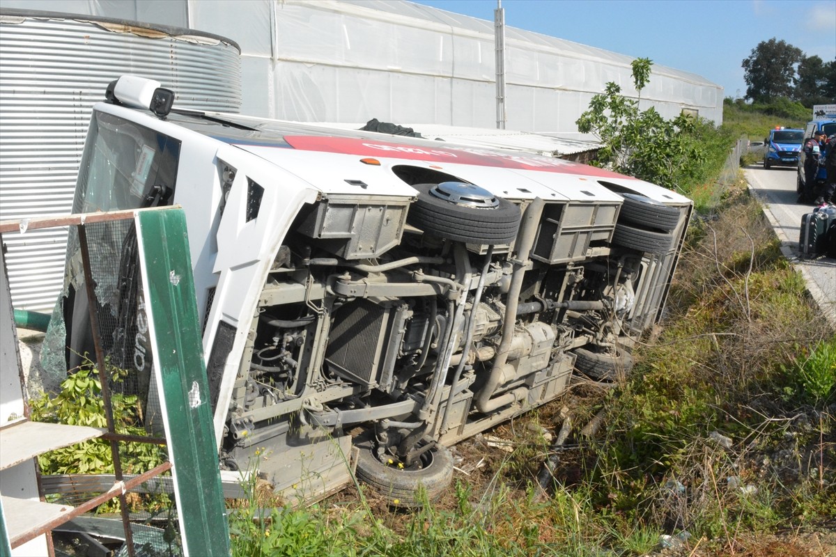 Antalya'nın Manavgat ilçesinde tur midibüsünün devrilmesi sonucu 18'i Rus turist 19 kişi...