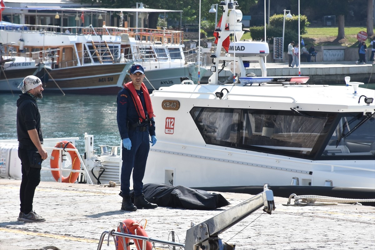 Antalya'nın Muratpaşa ilçesinde denizde erkek cesedi bulundu.