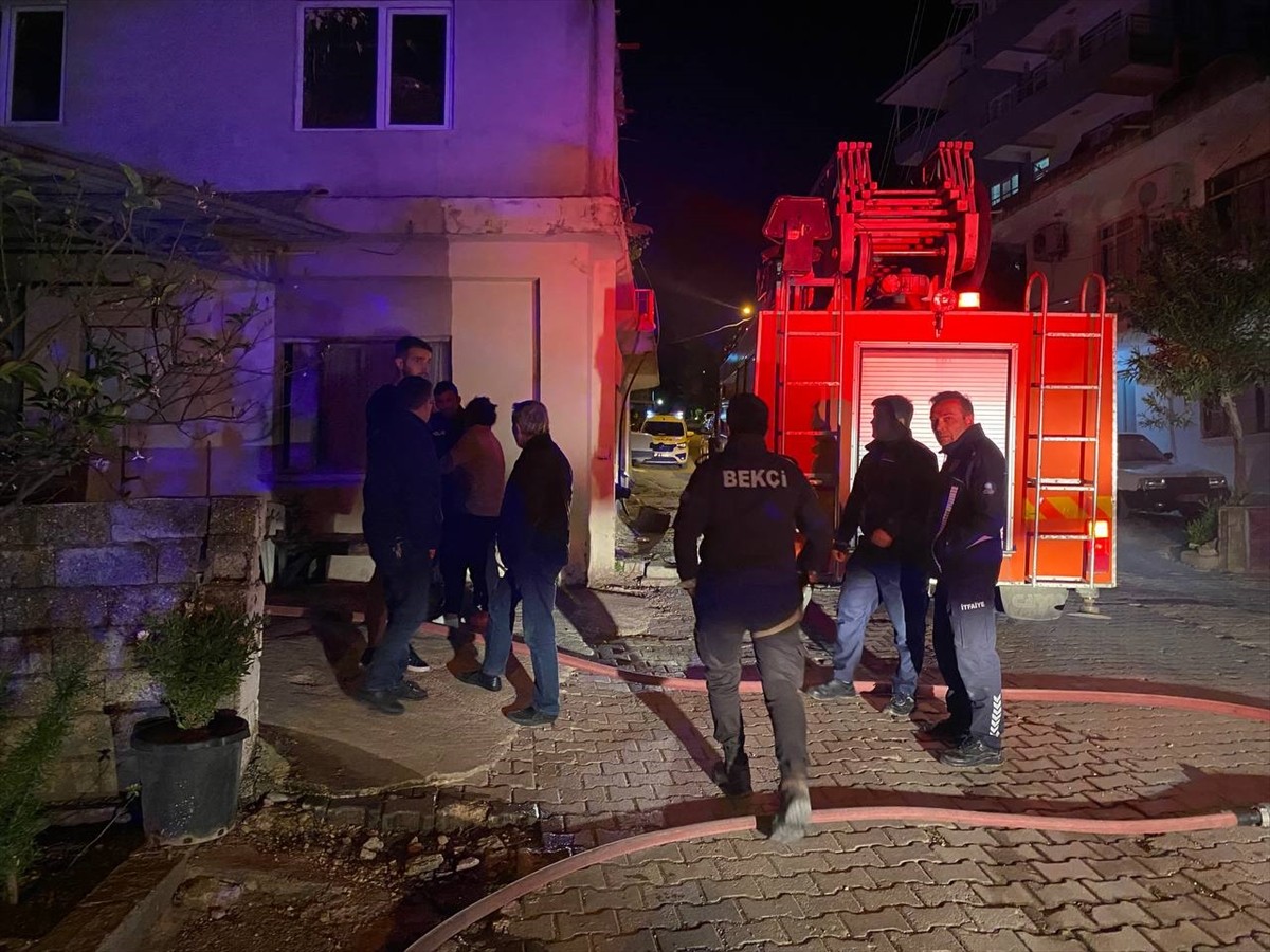 Antalya'nın Serik ilçesinde annesiyle tartışan kişi evini ateşe verdi.