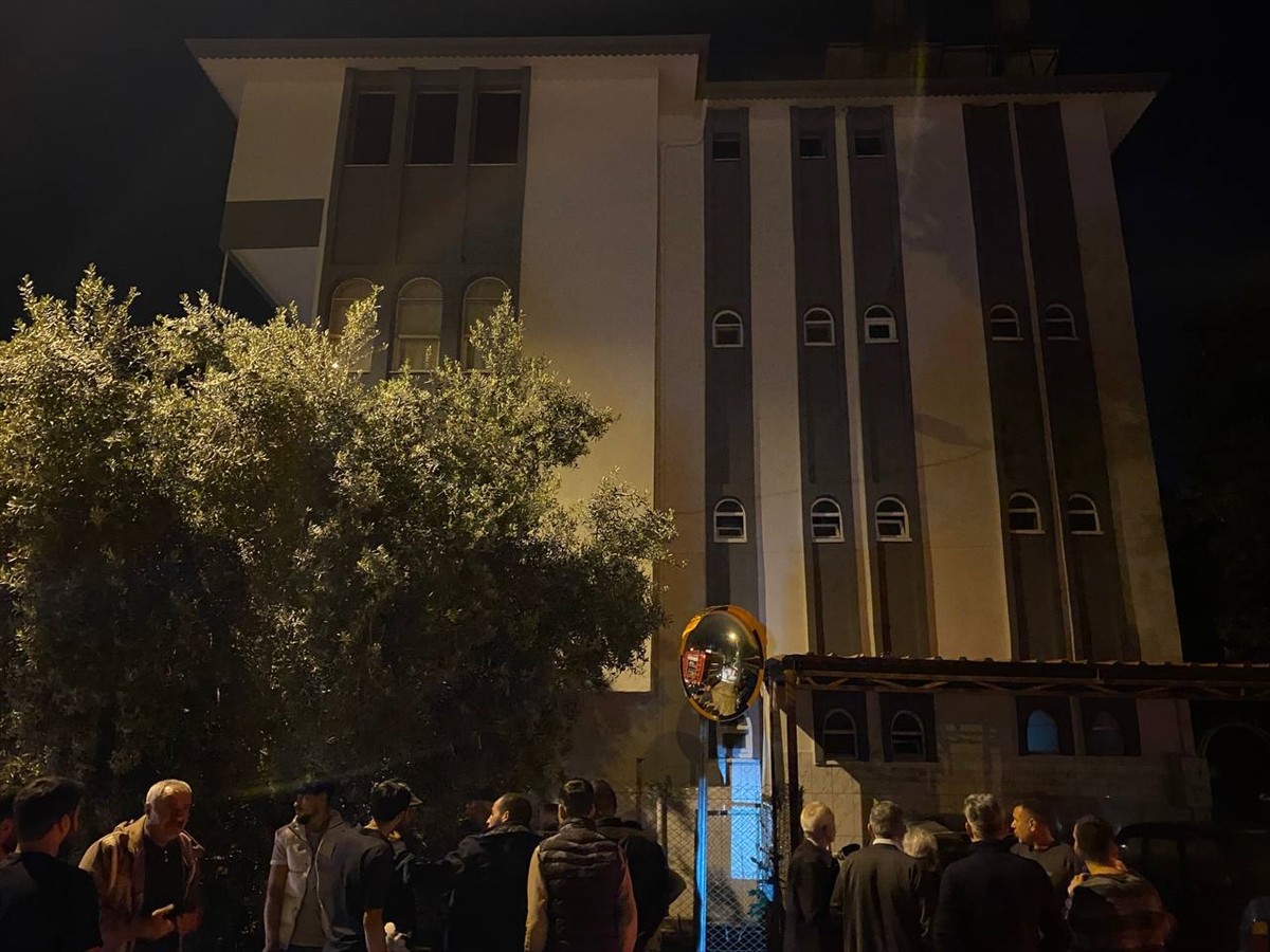 Antalya'nın Serik ilçesinde düğündeki gelin ve damadın evinde çıkan yangın itfaiye ekiplerince...