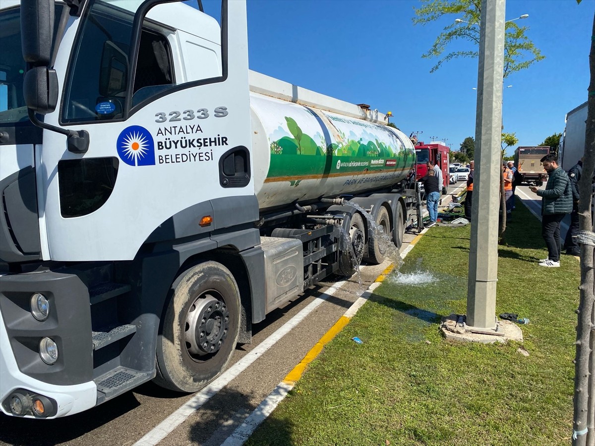 Antalya'nın Serik ilçesinde tur minibüsünün sulama tankerine çarpması sonucu ilk belirlemelere...