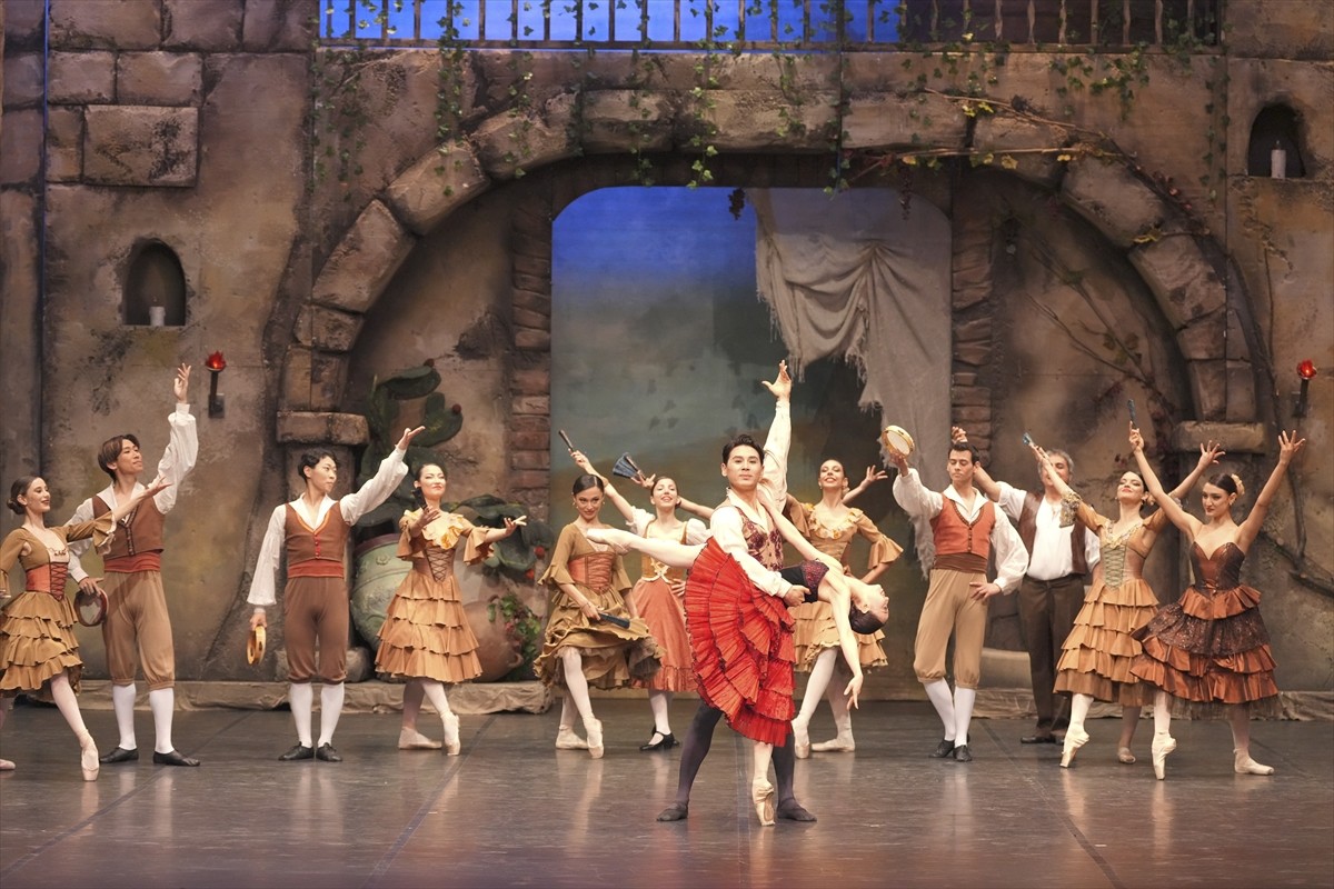 Antalya Devlet Opera ve Balesi (DOB), "Don Kişot" balesinin prömiyerini sanatseverlerin beğenisine...