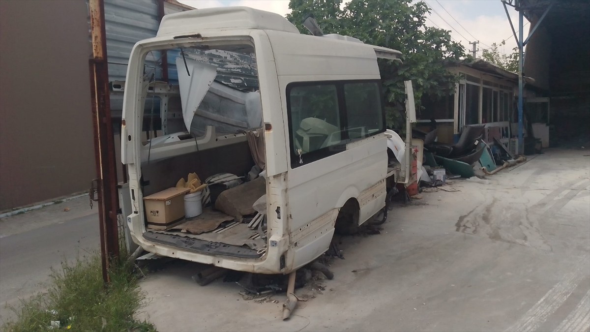 Antalya merkezli 2 ilde düzenlenen "change" araç operasyonunda gözaltına alınan 4 şüpheliden 2'si...