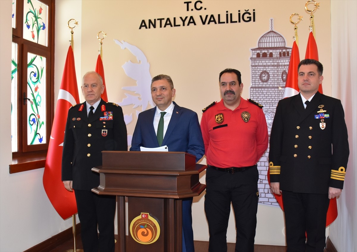 Antalya Valisi Hulusi Şahin (sol 2), Valilikte düzenlenen mart ayına ilişkin asayiş ve güvenlik...