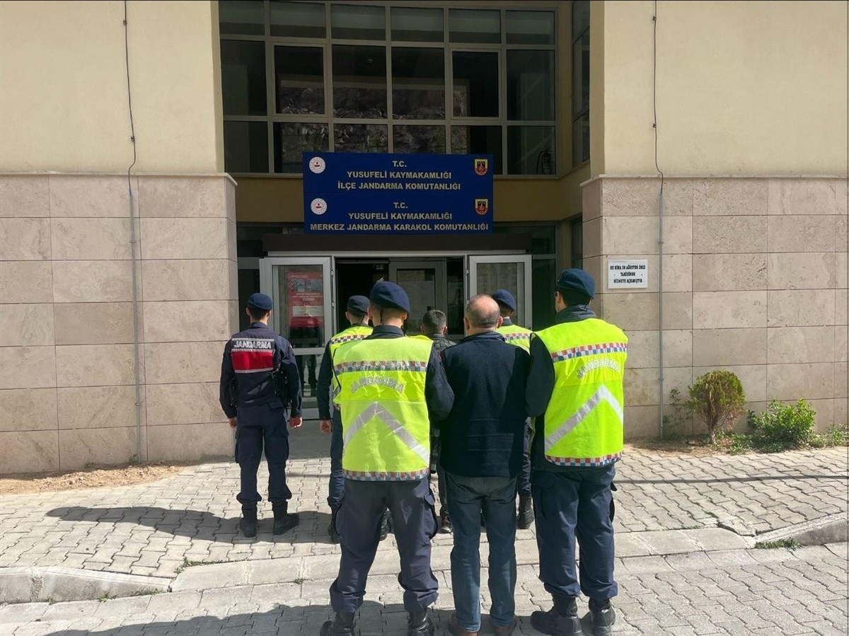 Artvin'de göçmen kaçakçılığı yaptıkları öne sürülen 2 şüpheli tutuklandı.