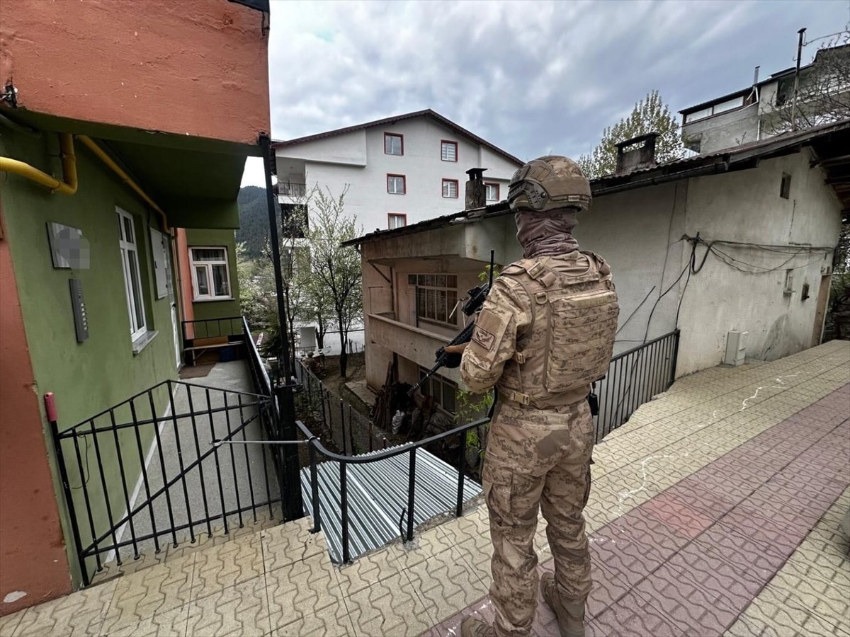 Artvin ve Trabzon'da 13 farklı adrese düzenlenen eş zamanlı operasyonda kaçak silah imalatı ve...