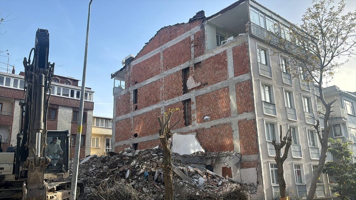Avcılar'da kentsel dönüşüm kapsamında yıkımı yapılan binaya bitişik apartmanın en üst katındaki...