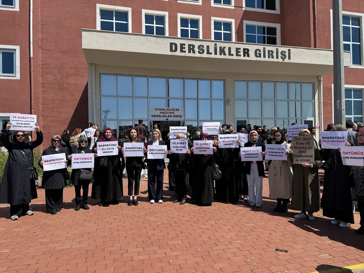 Aydın'da bir grup üniversite öğrencisi ve akademisyen, başörtülülere hakaret ettiği öne sürülen...