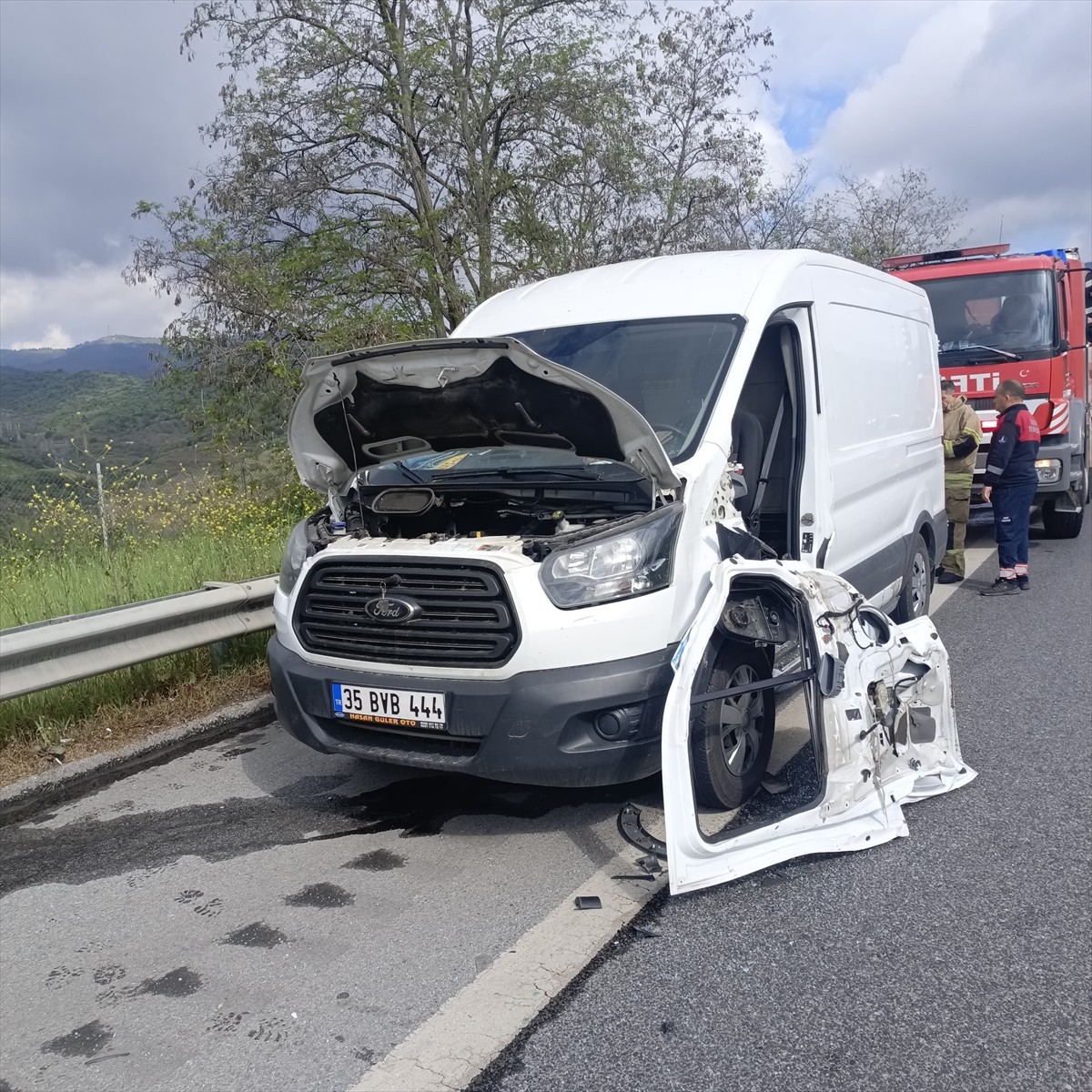 Aydın'ın Germencik ilçesi Aydın-İzmir Otoyolu'nun Aydın istikametinde tır, arıza nedeniyle yolun...
