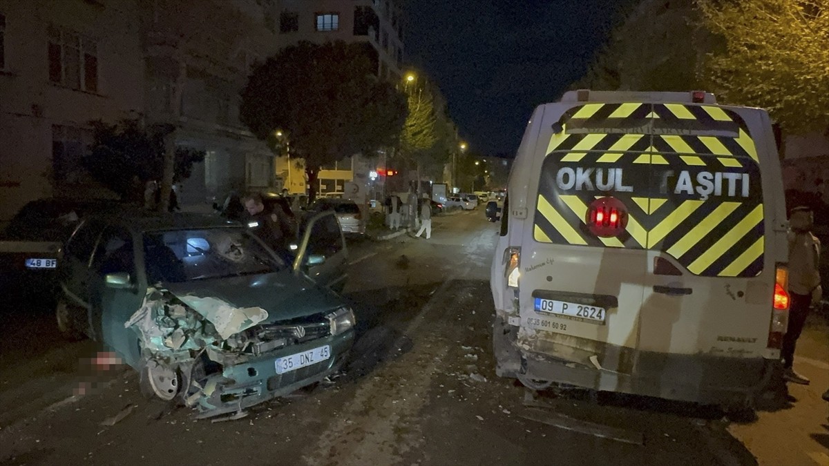 Aydın'ın Söke ilçesinde, otomobilin işçi taşıyan minibüse çarpması sonucu 3 kişi...