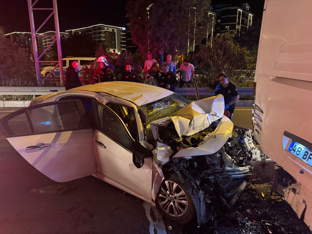 Aydın'ın Söke ilçesinde tur otobüsüne arkadan çarpan otomobildeki 1 kişi hayatını kaybetti, 2 kişi...